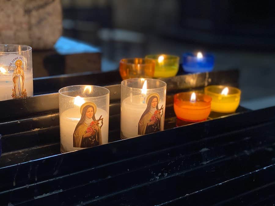 のインスタグラム：「⛪️ サクレクール寺院の他にも サン・ジェルマン・デ・プレ教会、 サント・シャペル、奇跡のメダル教会へ. . 奇跡のメダル教会で売っているメダイは 人から貰うと良いらしく、ママと交換したよ(10枚目). . . #ヨーロッパ #フランス #フランス旅行 #パリ #パリ旅行 #サンジェルマンデプレ教会 #サントシャペル #奇跡のメダル教会 #奇跡のメダイユ教会 #奇跡のメダイ教会 #教会」