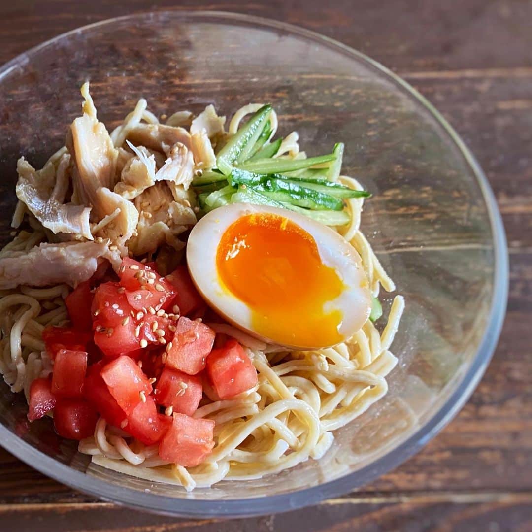 小鳥遊しほのインスタグラム：「すごくいい味玉ができたから見てあげて。このとろりん茹では常温に戻しておいた卵を6分茹でてすぐ冷水につける、です。 あとはそっと殻をむいてめんつゆか白だしに半日つけるだけ。 . 早すぎる「冷やし中華はじめました」です . ちなみに麺は気になってた日清食品さんのオールインヌードル。麺だけでしっかり栄養摂れるやつ。インスタの広告で出てきて買ってしまった。えへへ . #味玉 #ゆで卵 #日清 #日清食品 #オールインヌードル #冷やし中華 #おうちごはん #小鳥飯 #料理 #料理好きな人と繋がりたい」