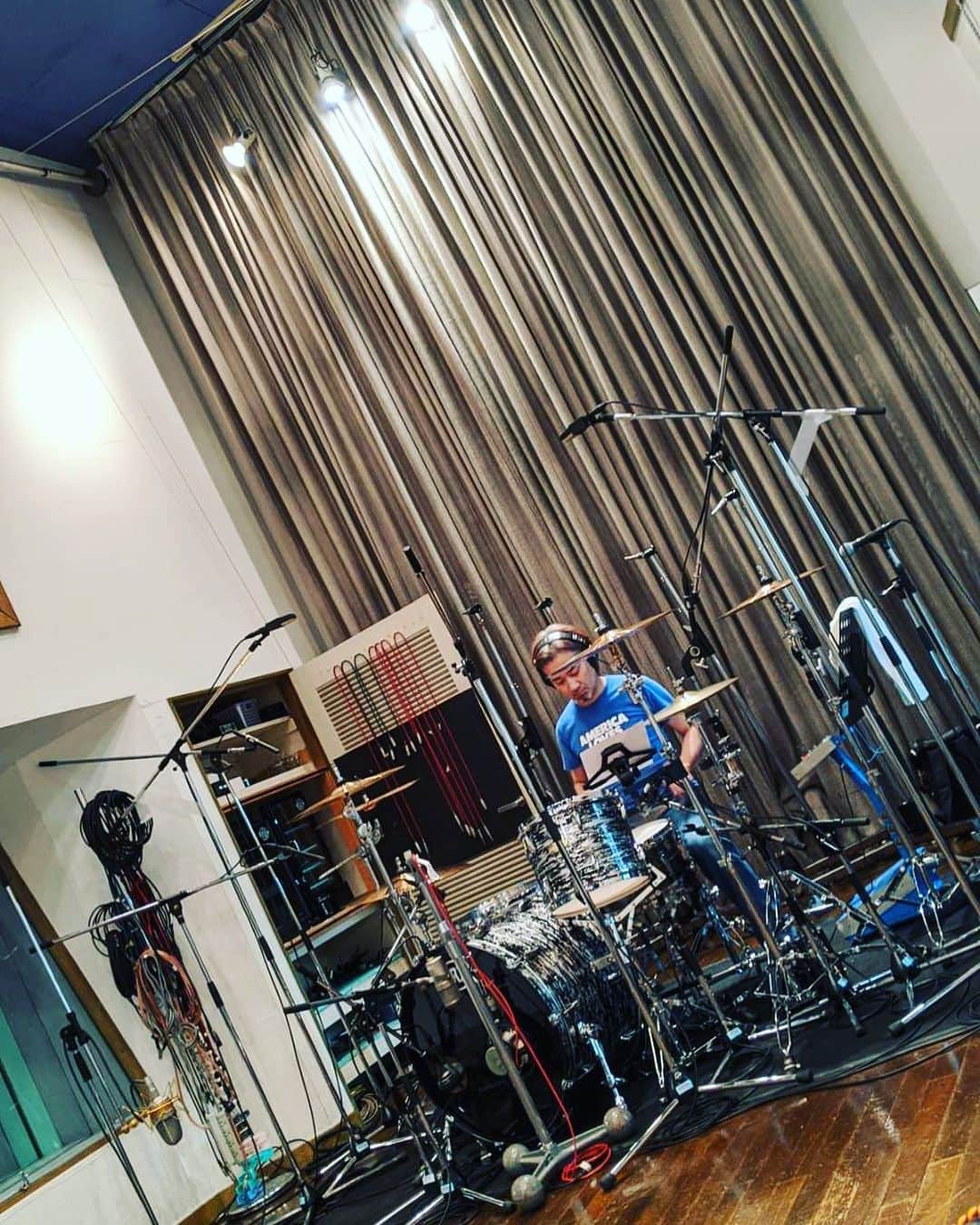 たちばな哲也さんのインスタグラム写真 - (たちばな哲也Instagram)「THE PRIMALS Rec day3 昨日でリズムを全曲録り終える勢いでやってたのだが１曲今日になってしまったなぁ。  まあ曲の難しさを考えると超順調なのだが、スクエニスタッフ根岸君のスケジュール通りになってる事が何となく悔しいのだな(笑)  さあ、今日も頑張るべ。 #THEPRIMALS」2月19日 12時53分 - itecchi