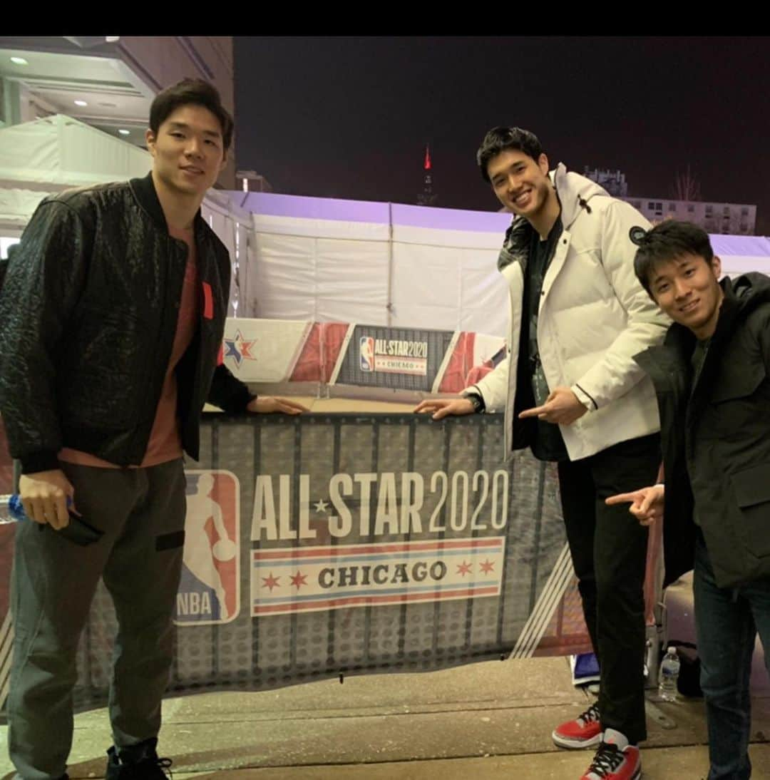 渡邊雄太さんのインスタグラム写真 - (渡邊雄太Instagram)「All star weekend in Chicago  オールスターゲームにゲスト解説として呼んでいただき、3日間シカゴで素晴らしい時間を過ごす事ができました！  これで2年連続現地でオールスターを見ることができましたが、盛り上がりが本当に凄い！！ いつか自分も見る側ではなく見られる側の選手になるように  #allstarweekend #chicago #teamwass」2月19日 11時19分 - yutawatanabe12