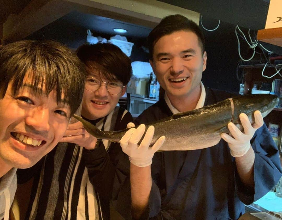 辻井亮平さんのインスタグラム写真 - (辻井亮平Instagram)「昨日は海野さんに連れてってもらいました。お店の大将が魚捌く所カウンター越しに見せてくれてめっちゃかっこよかったです。最高に美味かった！！ありがとうございますぅー！  #幡ヶ谷 #兼六 #大将 #同い年 #同い年とは思えん貫禄 #海野さんなんて #ただの小学生にしか見えんかった #あと店入る前 #午前0時ごろ #1杯だけ飲もう #いうてたのに #朝6時までいきやがった #やってくれましたね #次やったら #1回芸人辞めて #普通に歳下と見て #しばく #ほんでまた復帰する #山さん」2月19日 11時23分 - aironhed_tsujii