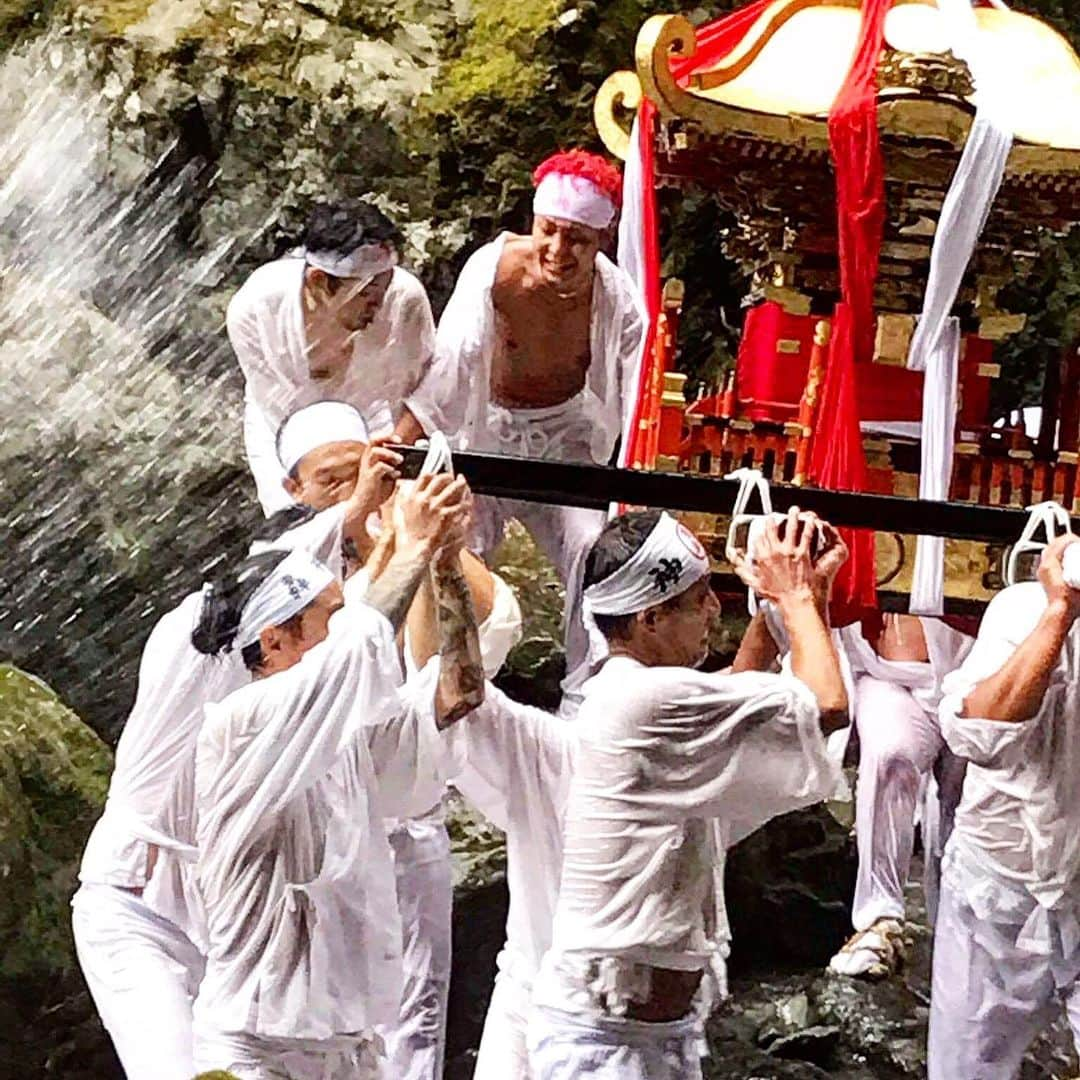 あっくんさんのインスタグラム写真 - (あっくんInstagram)「轟神社に微力ながら支援させて頂きました。 この地は特別なパワーを感じていて、というかそもそも3年前にこの神社のお祭りに参加したのがきっかけで繋がったんですが、今まで経験した中で1番ハードなお祭りでした。 落差58mある滝の滝壺に夕方の6時から次の日の昼12時まで2時間に1回、冬場の極寒の中飛び込んで禊。もう無理と思っても「ちょうさー！」の掛け声で自分を奮い立たせ、何回も飛び込む。心が折れそうな時は、前を走ってくれる仲間が背中を押してくれる。 一度の経験で色々な事を学び、この経験は絶対大切な人達にも体感してほしい、心からそう思えるお祭りだからこそ、未来に繋がるよう自分ができる最大限を。。というか恩返しって感覚かな。。 という事で、なかなか行けるところではないし、本当に呼ばれる人間しか辿り着けないような場所にあるのですが、是非一度でいいから行ってほしい。 言ってる意味がわかるから！ #轟神社  #徳島県海陽町 #御祭神　#水波女命  #御神体　#轟の滝」2月19日 11時31分 - akkun_shibuya