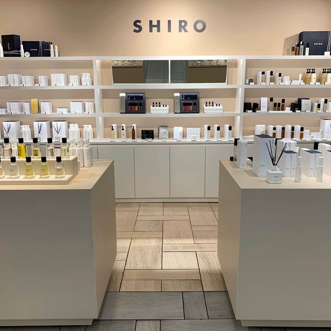 shiroさんのインスタグラム写真 - (shiroInstagram)「【SHIRO ルミネエスト新宿店リミテッドショップ開催のお知らせ】﻿ 本日より、ルミネエスト新宿にてリミテッドショップを開催いたします。﻿ ﻿ 潤いに満ちた美しい素肌を作るスキンケアや、鮮やかな色彩で表情を彩るコスメ、個性豊かな香りのパフュームやフレグランスをご堪能いただけます。﻿ ﻿ 皆さまのお越しをスタッフ一同お待ちしております。﻿ ﻿ ■SHIRO リミテッドショップ﻿ 期間：2020/2/19(水)～2020/3/2(月)﻿ 場所：ルミネエスト新宿店 B1催事スペース（新宿駅中央東口 券売機横）﻿ 営業時間：平日 11:00 - 21:30 / 土日祝 10:30 - 21:30﻿ TEL：03-6274-8705﻿ #SHIRO #SHIROcosme #SHIROskincare #SHIROfragrance #ルミネエスト新宿」2月19日 11時31分 - shiro_japan