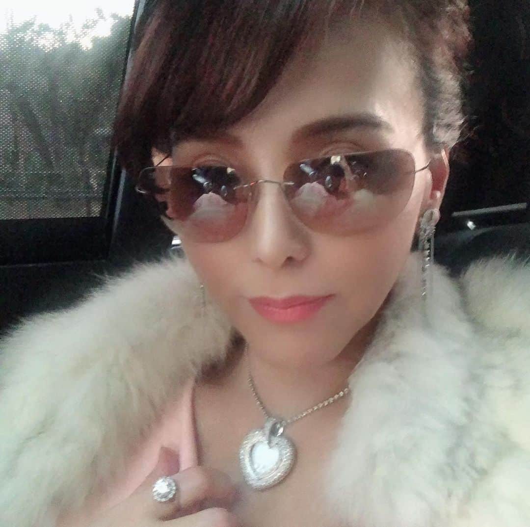 麻美さんのインスタグラム写真 - (麻美Instagram)「先日のガラパーティー🚗 ． ふざけて 叶恭子様風に🤣 ． ．」2月19日 11時36分 - mami0s