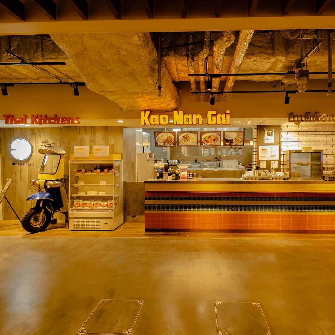 EST osaka-umedaさんのインスタグラム写真 - (EST osaka-umedaInstagram)「EST FOODHALLの〈シェアゾーン〉に出店する「Thai Kitchen KAO MAN GAI（タイ キッチン カオ マン ガイ）」！ ・ Thai Kitchen KAO MAN GAIは、本場タイ人のシェフによるタイ料理を気軽に楽しめるお店。 名物のカオマンガイは毎朝仕入れる国産丸鶏を使用。 またランチには、トゥクトゥク弁当も数量限定で発売します！ ・ ・ ・ ・ ■ミックスカオマンガイ 毎朝仕上げる丸どりを使用。 揚げ鶏は50%オイルカットし、ヘルシーかつカリッとジューシーに！ ・ ・ Thai Kitchen KAO MAN GAI （タイ料理） TEL：06-6743-4770 ・ @thaikitchen_umedaest  #エスト #梅田エスト #梅田est #umedaest #梅田 #umeda #大阪 #osaka #오사카 #タイキッチンカオマンガイ #thaikitchenkaomangai #梅田ランチ #梅田居酒屋 #大阪グルメ #ランチ #グルメ #居酒屋 #飯テロ #おいしいもの #食べスタグラム #グルメ女子 #グルメ好きな人と繋がりたい #グルメ部 #フードホール #foodhall #エストフードホール #estfoodhall #タイ料理 #カオマンガイ #チキンライス」2月19日 11時43分 - est_umeda