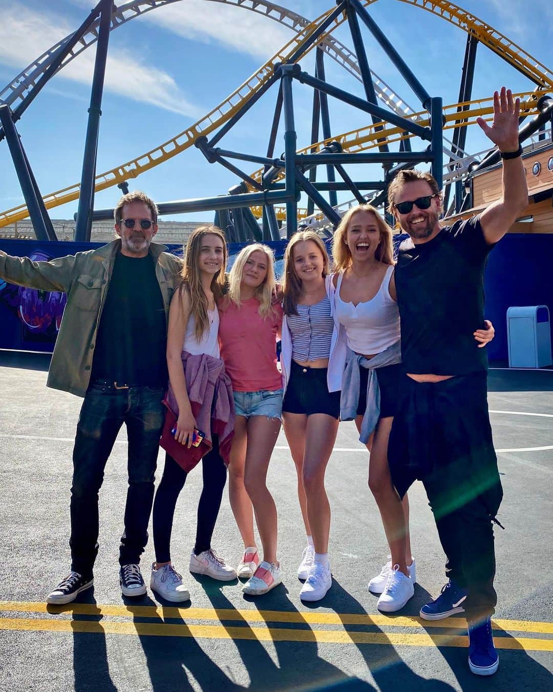 ヨアヒム・ローニングのインスタグラム：「So happy the girls wanted to join @olesanders and myself at Six Flags today 🎢🎢🎢 Hard to say who had the most fun! Now the dads need a couple of 🍺🍺」