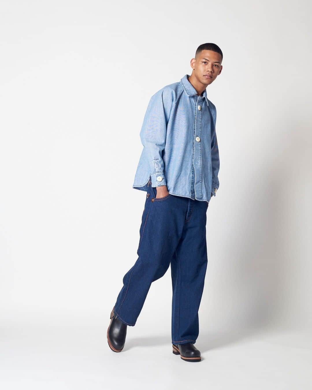 のインスタグラム：「BUDDY LEE ... ・COWBOY PANTS ・WORK SHIRTS ... Leeが当時注力していた、広告活動の一環として1920年に誕生したBuddyLee。12センチのずんぐりとした愛らしい人形にミニチュアにLee製品を着せ販売していた。 今回のラインナップはBuddyLeeが着るミニチュア化したアイテムを等倍で拡大し、サイズだけでなく細部のディテールまで再現した。 最大の特徴は特注リベットで通常の3倍サイズになっている。他にも革ラベル、デニムの綾目、ステッチピッチ・太さまで拡大し、BuddyLeeの雰囲気を演出している。 ... 大戦前のモデルであるCowboyは、右綾デニム、ボタンフライ、通称”カモメステッチ”と呼ばれる後ポケットのステッチがあげられる。 ... #lee #leejeans #leejeansjp #buddylee #cowboypants #workshirts」
