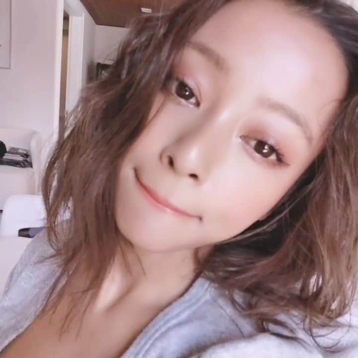 脇田恵子のインスタグラム：「My daily cosmetics For 😃base make.  Base @etvos.jp ミネラルUVグロウベース Sticks @moonshot_korea  4001 Highlighter Foundation @shiseido Highlight&shade @diormakeup」