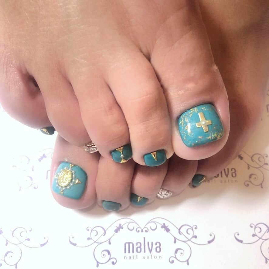 nailsalon malva（ネイルサロンマルヴァ）さんのインスタグラム写真 - (nailsalon malva（ネイルサロンマルヴァ）Instagram)「キャンペーン【フットベーシックプラス046】✞⠀ ⠀ ※まだ冬なので、サンプルデザインより⠀ パーツは小さいものにあえて変えています！⠀ ⠀ 足裏の角質ケアは、いつも2週に1度ケアしに来てくださっているので、見違えるほど綺麗になりました✨⠀ 角質が特にひどい気がする方ほどぜひ1度角質ケアにチャレンジしていただきたいです✨⠀ ⠀ ⠀ ⠀ 𝐬𝐰𝐢𝐩𝐞で動画もご覧ください☺︎⠀ ⠀ ❄︎ .·˖❄︎⋆⋆｡˚ ❄︎* .·˖⡱❄︎｡⋆｡˚❄︎ .·˖❄︎⠀ ⠀ ♥ 𝐧𝐚𝐢𝐥 𝐬𝐚𝐥𝐨𝐧 𝐦𝐚𝐥𝐯𝐚 ♥⠀ ⠀ ⠀ ご予約はLINEから⠀ LINE ID→《@malvaで検索🔍》⠀ ⠀ キャンペーンネイル・料金表は⠀ HPからご覧ください✯*･ :.｡⠀ ▶︎http://www.malvanail.com/sp/⠀ ⠀  #malva#nailsalonmalva#ネイル#nail#nailart#naildesign#nailstagram#beautysalonmalva#gel#ジェルネイル#ネイルデザイン#原宿ネイル#ネイルサロン#ネイルチップ#グリーン#malvaネイル#お洒落ネイル#ネイリスト募集#角質ケア#fashion#フットネイル#네일#젤네일#甲油#指甲#beauty#エニシーグローパック正規取扱店#エニシーグローパック#リアムール正規取扱店#エキスパートローション」2月19日 12時00分 - malva_nail