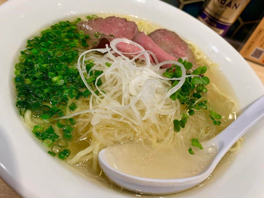 わっきーさんのインスタグラム写真 - (わっきーInstagram)「北海道味噌ラーメン「むつみ屋」創業者 竹麓輔(たけろくすけ)さんのラーメン屋。 ラーメン界の重鎮、流石のこだわりでした。  看板メニューの牛塩らーめんは、国産牛のスジを弱火で煮込んだ清湯スープ。 低温調理した牛モモチャーシューは絶品。 爆烈牛すじつけ麺は、こちらも国産牛のスジがどっさり入っていて、日野谷の黒豆味噌が決め手。  YouTubeで動画も公開してるので、良かったら見てね。  #竹麓輔  #竹麓らーめん  #竹麓輔らーめん創作工房  #むつみ屋  #ラーメン  #らーめん  #つけ麺 #牛すじ  #カレー  #麺スタグラム  #中野  #中野グルメ  #中野ランチ  #中野ラーメン  #東京グルメ #youtube #youtuber #わっきーtv #わっきー #食レポ #飯テロ #飯テログラム #飯テロ動画」2月19日 12時07分 - makoto_ishiwaki