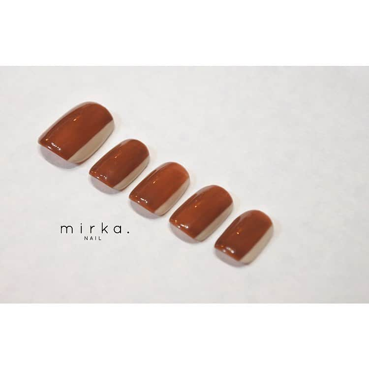 mirka. NAIL(ミルカネイル)さんのインスタグラム写真 - (mirka. NAIL(ミルカネイル)Instagram)「new !! . 色合わせ次第で何度でも楽しめるシンプルなデザイン◎ . . 3月末までご予約おとりしてます。 少しずつ埋まってきてますので お早めにご予約ください◡̈ . . #mirkanailsample #mirkanail #nail#nails#nailart#naildesign  #ショートネイル#ネイル#ネイルアート#ネイルデザイン#シンプルネイル#大人ネイル#バイカラーネイル」2月19日 12時07分 - mirka.nail