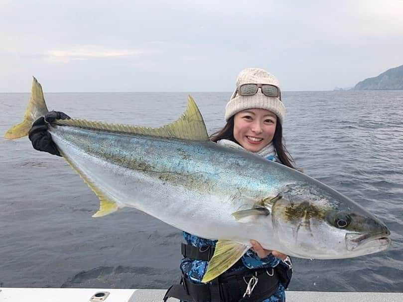 高本采実さんのインスタグラム写真 - (高本采実Instagram)「🐟 来月は色んな釣りが待っている🎣 楽しみ(*ﾟーﾟ*)✨ . また良型釣れるといいなぁー！！！🥺 . 写真のヒラマサは 昨年12月末に田代船長のサンライズで 初ヒラマサ釣行で釣らせて頂いた 初ヒラマサ10.5kg🥺💖 . . . . #ヒラマサ #平政 #青物御三家 #青物 #キャスティング #ヒラマサキャスティング  #ジギング #casting #jigging #サンライズ #sunrise #玄界灘 #ブンブンイメージガール #大物ハンター #大物釣り #🎣 #釣り #釣果 #釣果報告 #釣りフォト #tsurijoy  #釣り好き #釣りガール #アングラー #angler #fishinggirl #钓鱼 #高本采実 #あやみん #ayamistagram」2月19日 12時15分 - ayami__summer