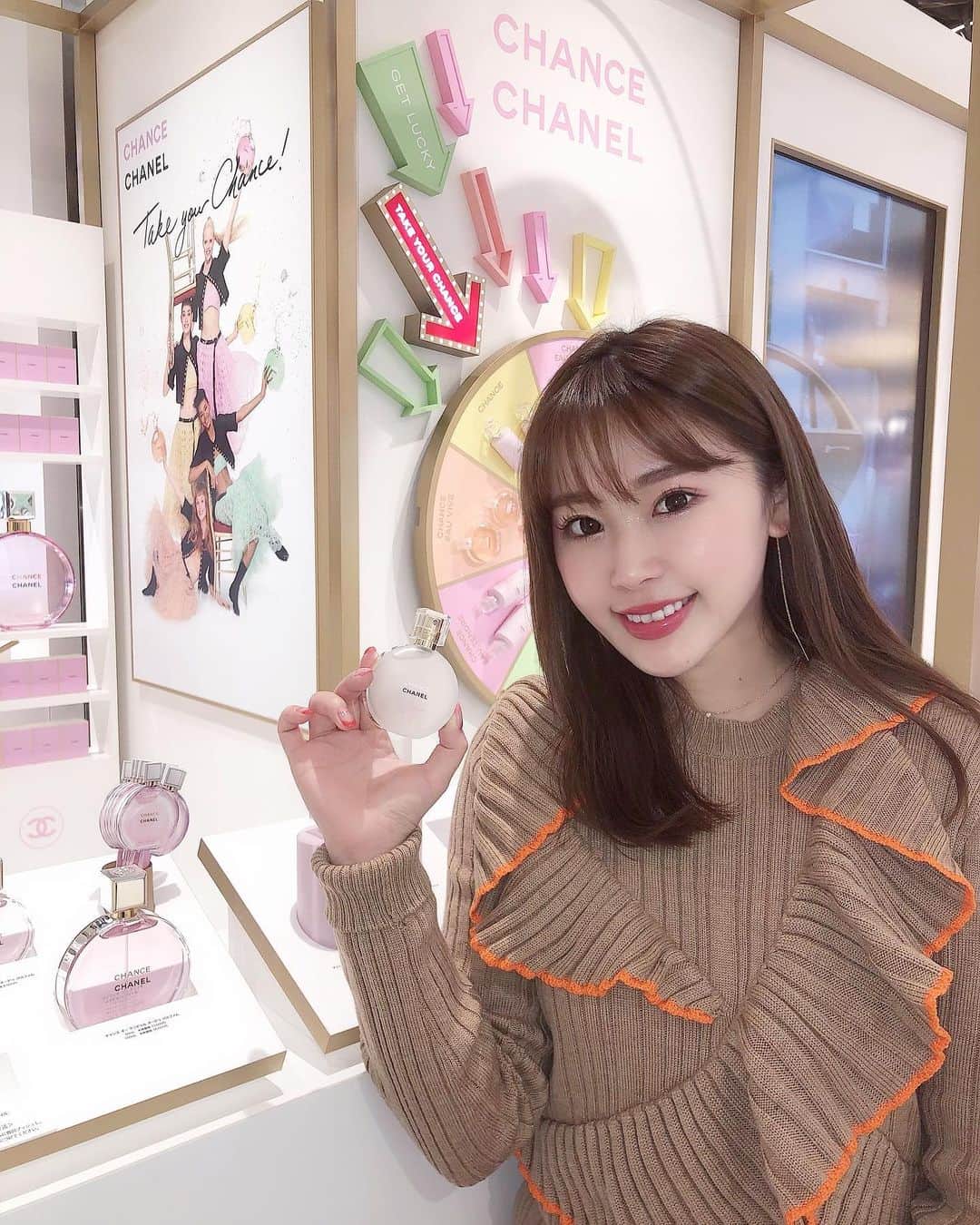藤川沙弥のインスタグラム：「𓇠𓇢𓇡 𓆸𓆸﻿ ﻿ 大丸心斎橋で期間限定中のCHANEL チャンス オー タンドゥル 2020イベントへ早速行ってきました🦢💐﻿ ﻿ プレゼントが当たるかわいいルーレットがあったり🎡﻿ ﻿ 持ち運びにもちょうど良いサイズのチャンス オー タンドゥル オードゥ パルファム35mや先日載せた、お気に入りのチャンス オー タンドゥル ヘア オイルも🌬🌸﻿ チャンス クレイヨン ドゥ パルファム セット✏️は6月5日から全国発売だけど個数限定の先行発売してました🥳﻿ ﻿ ‪今日から2/25‬ までイベントしてるみたい🎪﻿ ﻿ ﻿ #CHANEL #takeyourchance #シャネル﻿ #チャンスオータンドゥル #PR」