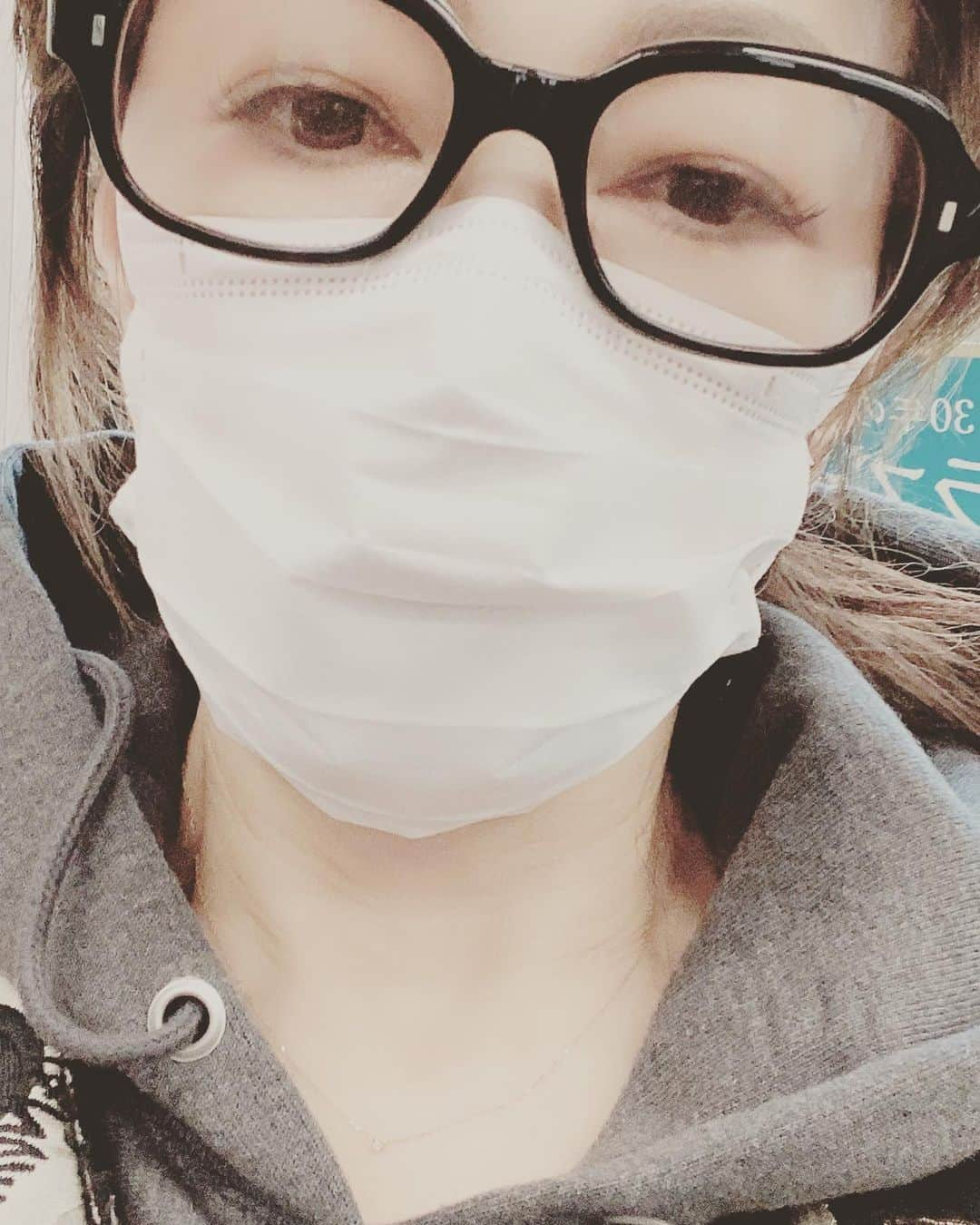 田中杏子さんのインスタグラム写真 - (田中杏子Instagram)「たまたまでしたが、 😷マスクを洗濯しました。  毎日取り替えなきゃダメとか、 1日3枚がベストとか、 家族もいるし、待ってるマスクは目減りするし不安でしたが、たまたま、 破棄したつもりのマスクが、 洗濯物に混ざって出てきました。 マスク、洗濯できるんですね🎉🎉 日光消毒だけでは不安なので、 干す前に、アルコールの 殺菌スプレーを振りかけました。 スプレーしてからネットに入れて、 洗濯すれば再利用できますね。  よかった。👏👏👏👏 #akotanaka #マスク洗濯」2月19日 12時22分 - akoakotanaka