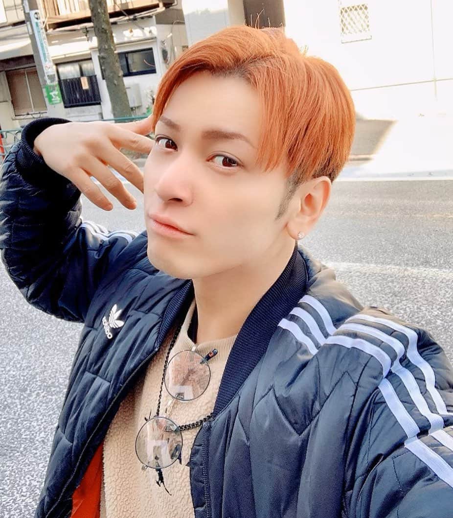 のインスタグラム：「髪の毛を久しぶりに明るく染めて貰いました\(♡∇♡)\！！似合ってるかなー？！今日は地方まで行ってきてロケハン&演技の講師をやってきます★  #間瀬翔太 #脳動静脈奇形 #てんかん  #avm #難病 #カラー #美容院」