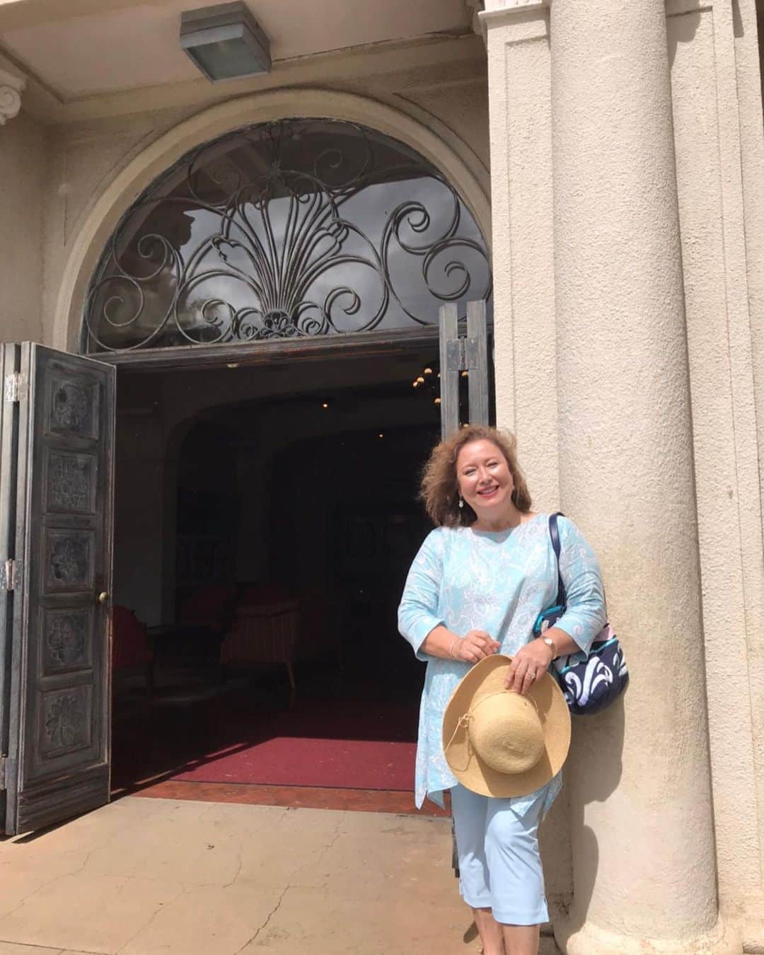 キャシー中島さんのインスタグラム写真 - (キャシー中島Instagram)「*﻿ #イオラニ宮殿 の中にあるベッドには﻿ 宮殿のエンブレムが#キルト になってかかっていました。﻿ 素敵です！﻿ 最後の女王リリウォカラニが幽閉されていた時に作った#クレイジーキルト が飾ってありました。﻿ 歴代の王様や女王のドレスのはぎれで作ったそうです。﻿ ロイヤルの方達の名前が刺繍してあります。﻿ このキルトを見ているといろいろなことを感じます。﻿ ﻿ イオラニ宮殿の隣にあるYWCAの中に来てみました。﻿ ここのレストランはすごく美味しいのよ。﻿ でも今日は貸切でお茶も飲めませんでした。﻿ ﻿ 冬のプルメリアの花は寂しいですね。﻿ ハイビスカスはいつものようにきれいです。﻿ これからみんなで#リボンレイ のレッスンを受けます。﻿ ﻿ #キャシー 中島﻿ #キャシーマム﻿ #kathynakajima#kathymom﻿ #ハワイ#quilt#hawaii #hawaiianquilt」2月19日 12時27分 - official_kathynakajima