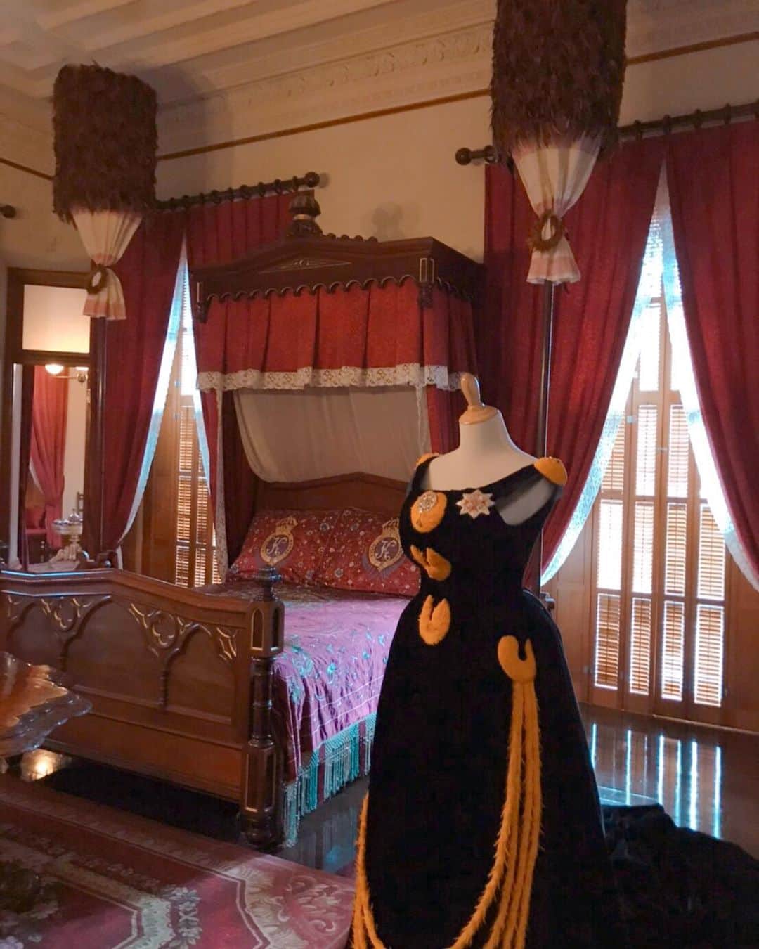 キャシー中島さんのインスタグラム写真 - (キャシー中島Instagram)「*﻿ #イオラニ宮殿 の中にあるベッドには﻿ 宮殿のエンブレムが#キルト になってかかっていました。﻿ 素敵です！﻿ 最後の女王リリウォカラニが幽閉されていた時に作った#クレイジーキルト が飾ってありました。﻿ 歴代の王様や女王のドレスのはぎれで作ったそうです。﻿ ロイヤルの方達の名前が刺繍してあります。﻿ このキルトを見ているといろいろなことを感じます。﻿ ﻿ イオラニ宮殿の隣にあるYWCAの中に来てみました。﻿ ここのレストランはすごく美味しいのよ。﻿ でも今日は貸切でお茶も飲めませんでした。﻿ ﻿ 冬のプルメリアの花は寂しいですね。﻿ ハイビスカスはいつものようにきれいです。﻿ これからみんなで#リボンレイ のレッスンを受けます。﻿ ﻿ #キャシー 中島﻿ #キャシーマム﻿ #kathynakajima#kathymom﻿ #ハワイ#quilt#hawaii #hawaiianquilt」2月19日 12時27分 - official_kathynakajima