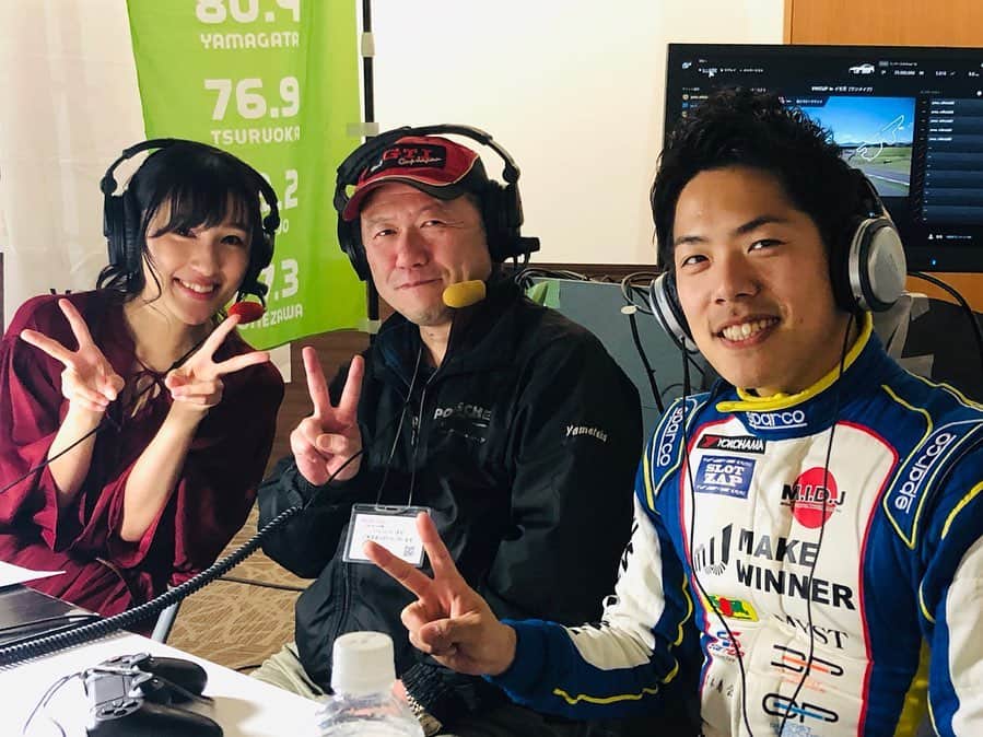のインスタグラム：「2020.0215-16 グランツーリスモSPORT Volkswagen Cup in イモ天🏆 ⠀ はじめてのe-Sports実況。 難しかった、苦しかった、悔しかった、でもすっっごくたのしかったーーー！！！ ⠀ 熱量のあるスタッフさんと選手の皆さんと、ともに作り上げることができて幸せでした。がんばるぞっ🔥 ⠀ ありがとうございました😊💞 ⠀ １枚目：解説のおふたりと。 お父さんのような存在の高梨さんと、レーシングドライバーの太田達也さんと！ ２枚目：山形県e-Sports連合の三浦さん。茨城国体山形代表選手でもあります👏🏻 知識も思いもあって、頑張り屋さんで、本当に頼りになる存在でした！ ⠀  #エフエム山形 #eSportsイベント #グランツーリスモsport #イモ天」
