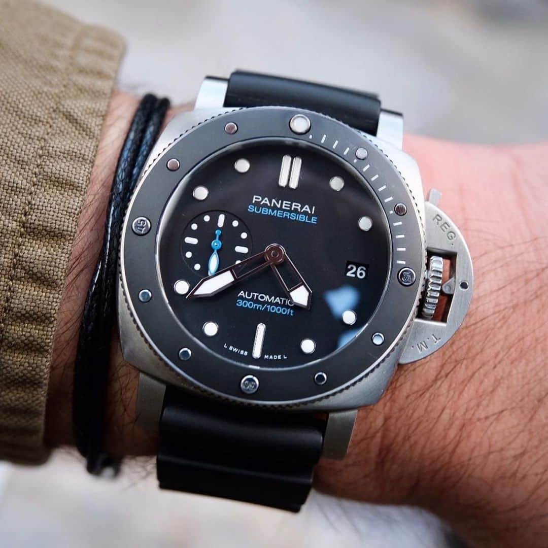 パネライのインスタグラム：「Typically we see submersibles in 47mm from #Panerai.  But what are your thoughts about the smaller 42mm versions like this #PAM683. Pic by @theyozgatian #paneraicentral」