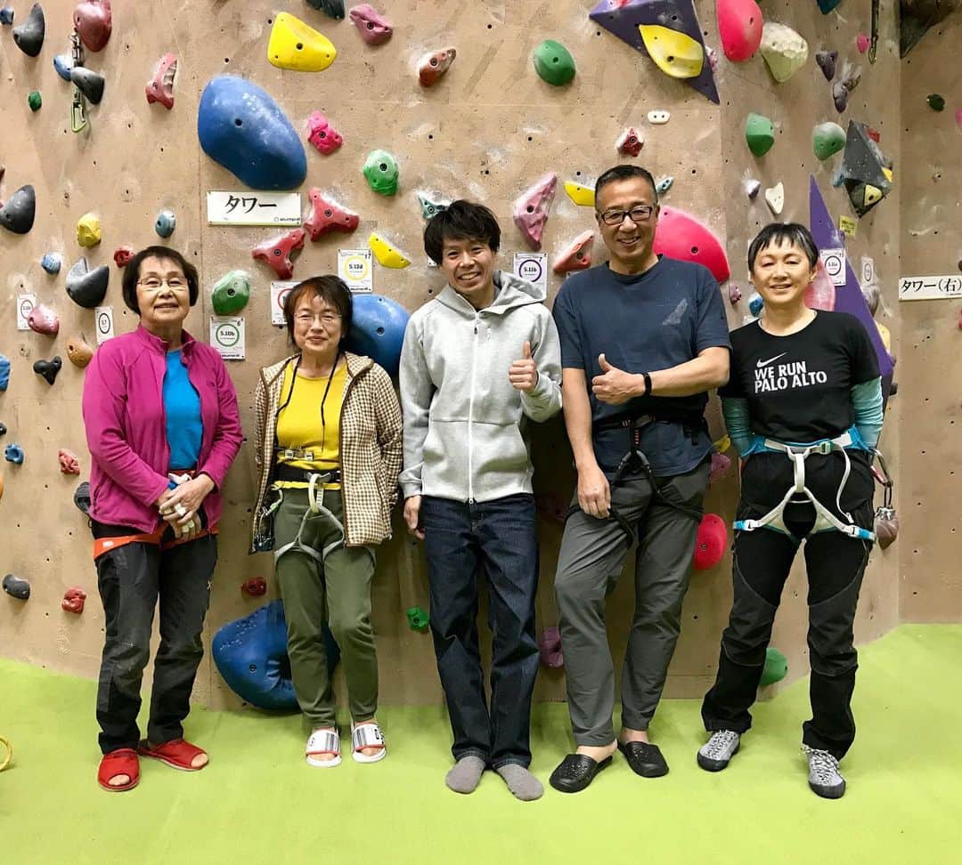 伊東秀和さんのインスタグラム写真 - (伊東秀和Instagram)「昼クラス✨ 人生の大先輩たちに長年スクールに通ってきてもらえるのは本当に嬉しい！  何歳になってもエネルギーが凄くて逆に見習う所が多い。これからも登る事を、より楽しんでもらえるようにレッスンできたらと思ってます😊 @raffinee_orientalbio @mammut_japan  @camp1889  @skya_cs_sports_tv  #climbing  #lesson  #ヒデスク」2月19日 12時33分 - hide9a2019