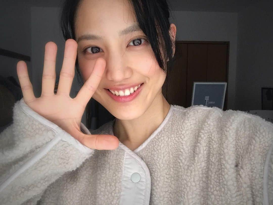 今泉マヤさんのインスタグラム写真 - (今泉マヤInstagram)「. おはようございます 最近春めいてきてうれしい私です〜🍒 まだお日さまが柔らかいので たっぷり光浴びようと思います 海の近くで生まれ育ったからか、海沿いを散歩したい気分です🏝笑 みなさま体調気をつけて素敵な1日を☺️ #マリアクレイス」2月19日 12時35分 - maya.imaizumi