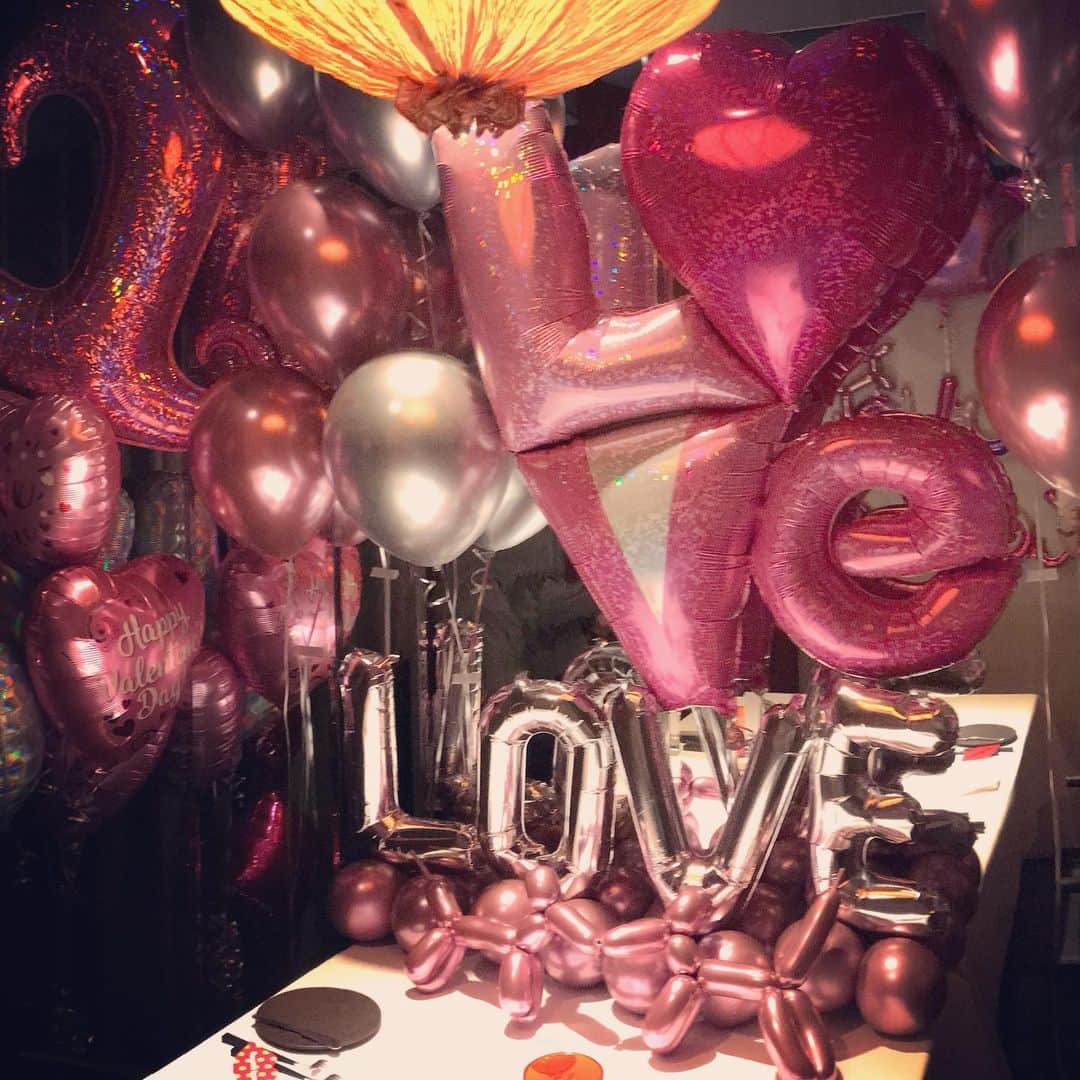 のインスタグラム：「Valentines day balloon💕 ・ #valentines  #balloons  #valentinesdayballoons  #バレンタイン #バルーン #バルーン装飾 #aloparty #love」
