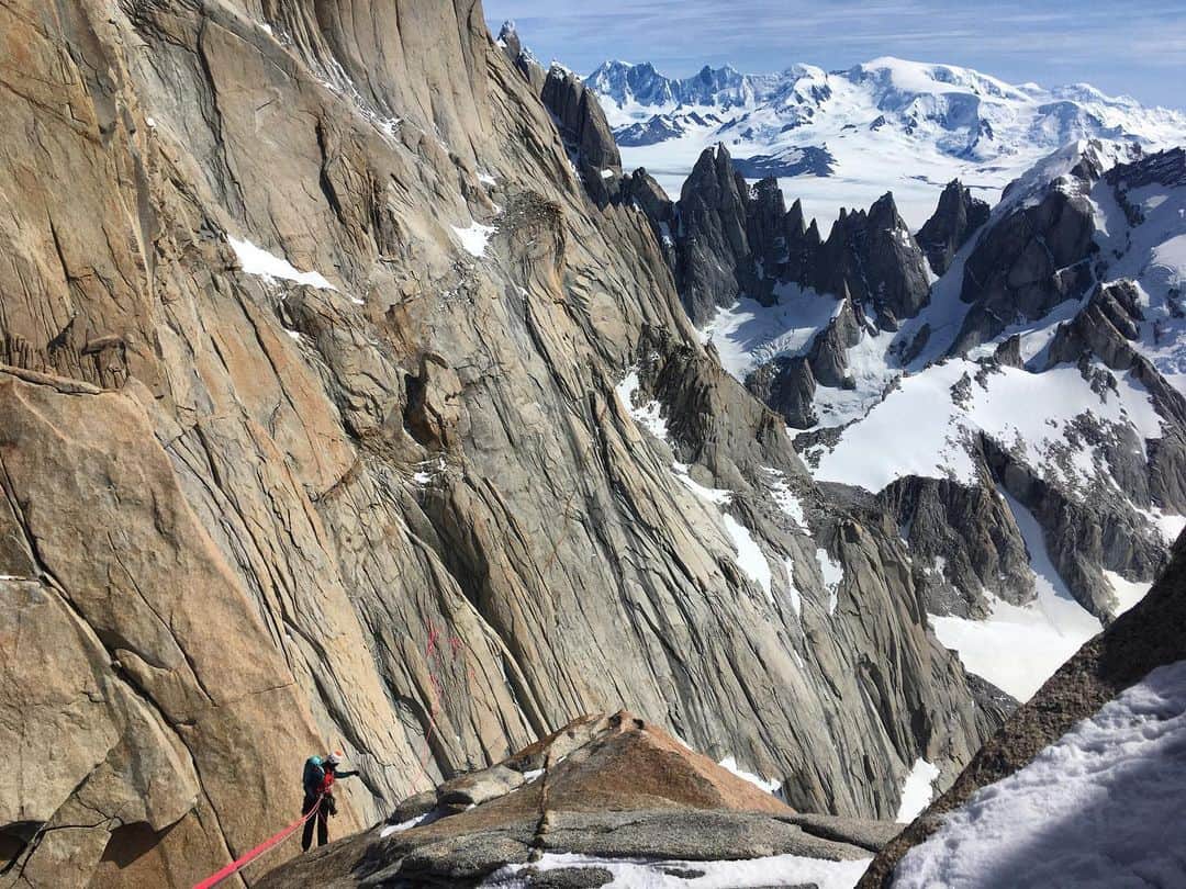 アレックス・オノルドのインスタグラム：「Looks like there’s a good weather window coming for Patagonia - pretty excited to head back into the mountains again for the next week or so. So in case anyone worries (family...) - I’m probably out of contact until potentially the end of the month. Of course the weather could always change... either way, always an adventure in Patagonia.」