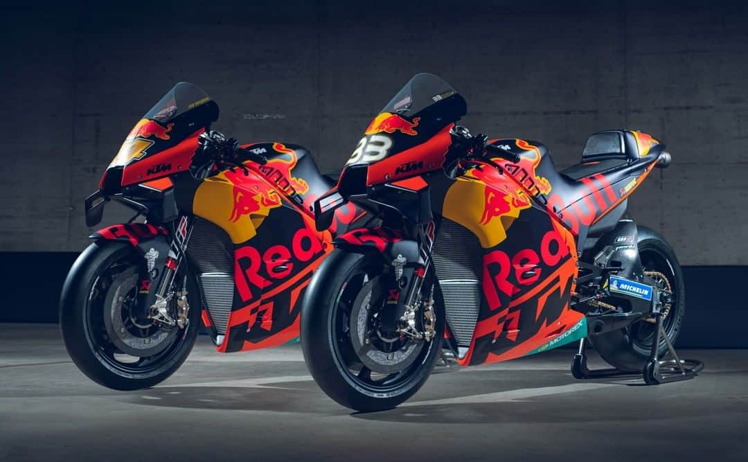 MotoGPさんのインスタグラム写真 - (MotoGPInstagram)「Presenting the 2020 Red Bull KTM Factory Racing livery! 🔶 What can @polespargaro and @bradbinder_41 do on the RC16 this season? 👊 #PE44 #BB33 #MotoGP #Motorsport #Motorcycle #Racing」2月19日 4時02分 - motogp