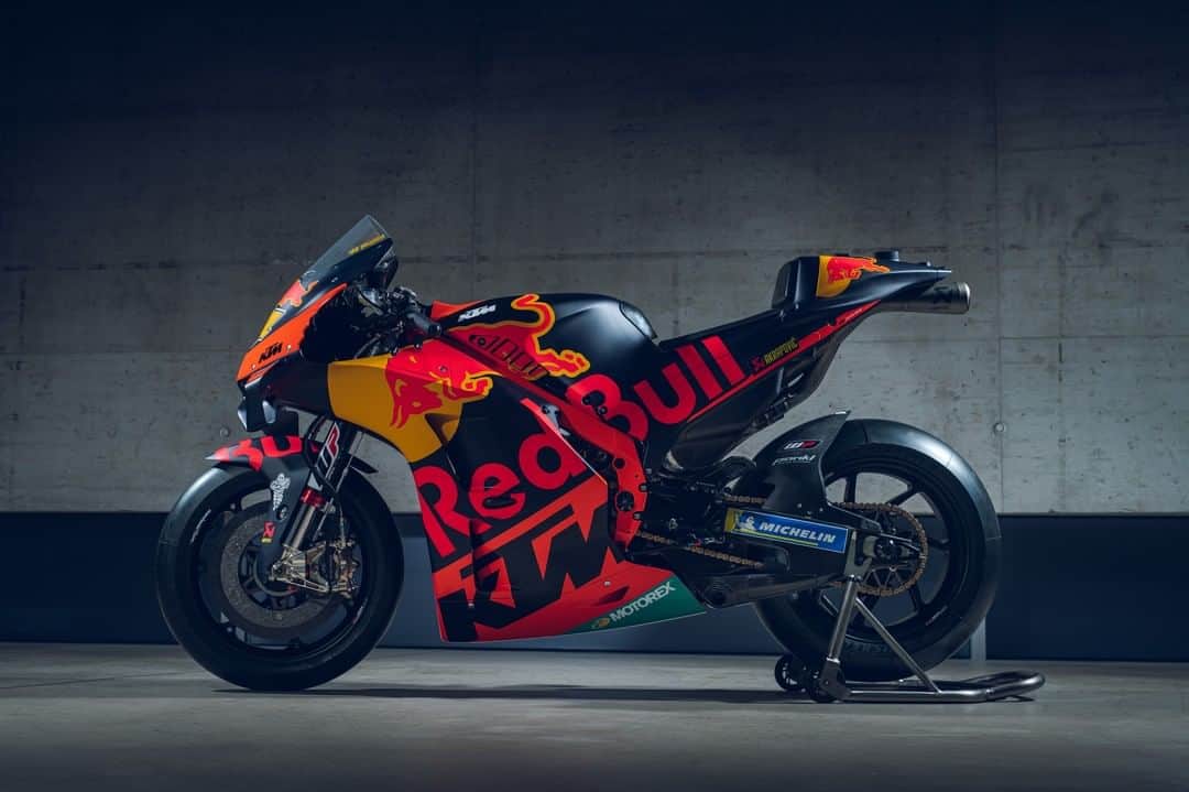 MotoGPさんのインスタグラム写真 - (MotoGPInstagram)「Presenting the 2020 Red Bull KTM Factory Racing livery! 🔶 What can @polespargaro and @bradbinder_41 do on the RC16 this season? 👊 #PE44 #BB33 #MotoGP #Motorsport #Motorcycle #Racing」2月19日 4時02分 - motogp