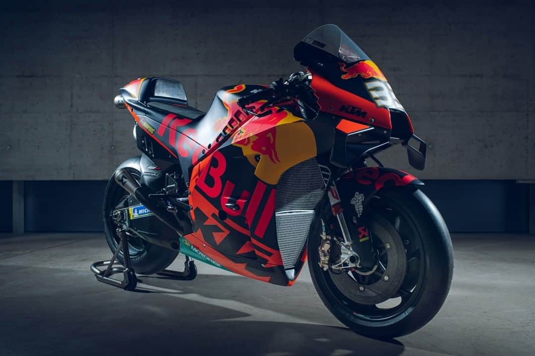 MotoGPさんのインスタグラム写真 - (MotoGPInstagram)「Presenting the 2020 Red Bull KTM Factory Racing livery! 🔶 What can @polespargaro and @bradbinder_41 do on the RC16 this season? 👊 #PE44 #BB33 #MotoGP #Motorsport #Motorcycle #Racing」2月19日 4時02分 - motogp