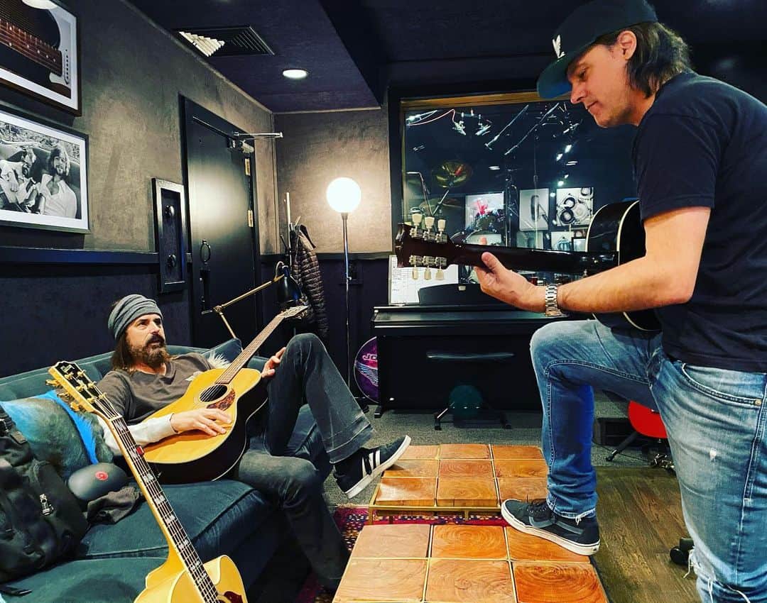 クリス・ドートリーのインスタグラム：「Cooks in the kitchen #newmusic #rocknrollisaliveandwell」