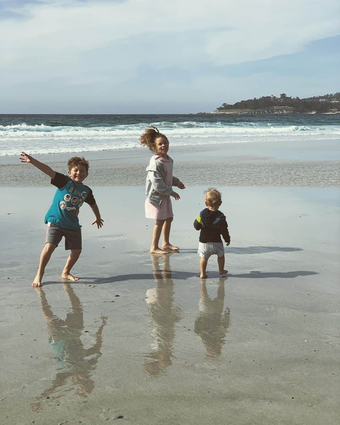 ブリット・ニコルのインスタグラム：「I have always loved the beach! My babies feel the same way!! 🌊☀️」