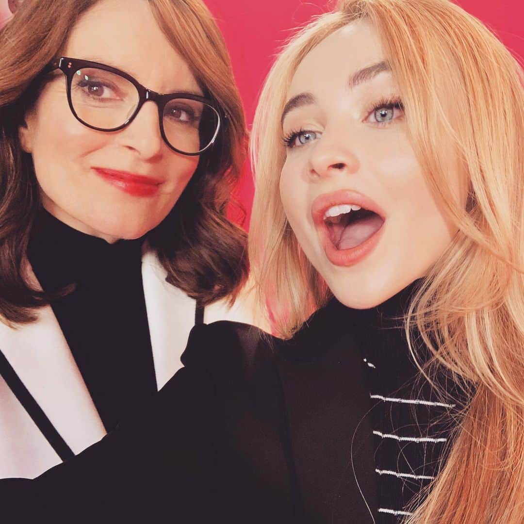 サブリナ・カーペンターのインスタグラム：「she’s a pusher💕 @meangirlsbway #tinafey #tinamakeaninstagram #maybetinahasablackberry  #illask」