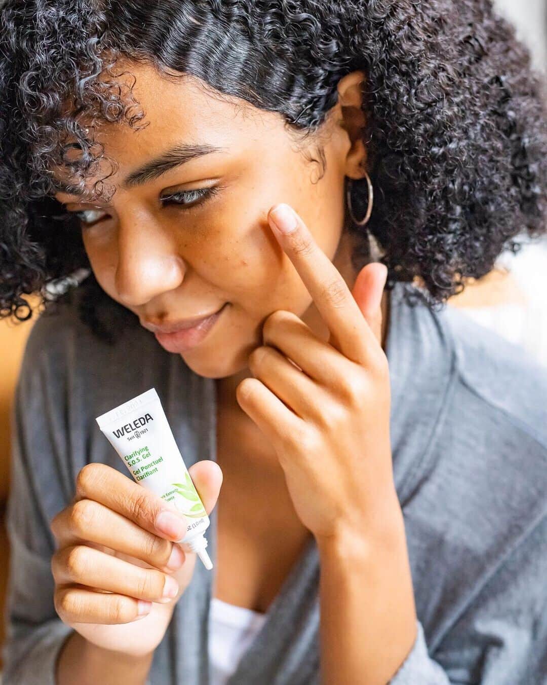 Weledaのインスタグラム：「Problem skin got you down? 🌿 Treat it on the spot with our Clarifying S.O.S Gel! It’s formulated with Willow Bark, Witch Hazel Distillate, and Licorice Root Extract to rapidly calm skin in targeted areas. #WeledaSkin」