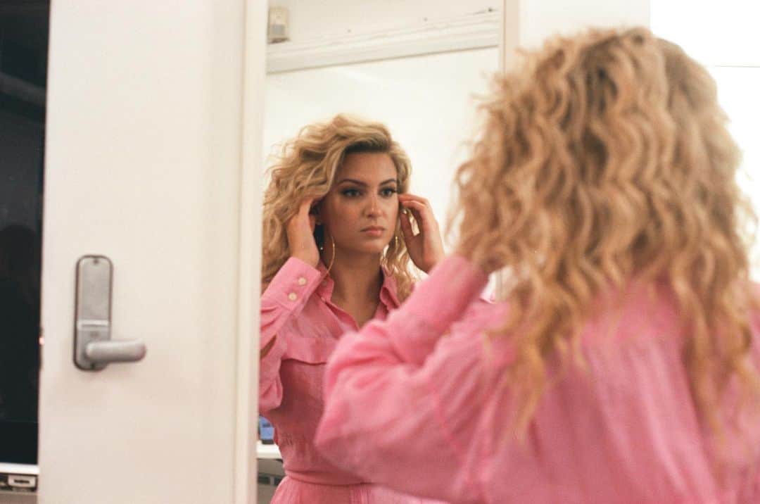 トーライ・ケリーのインスタグラム：「my face while trying to nail down this #InspiredByTour setlist👀 which city am i seeing y’all in?? tix & vip upgrades on sale with my link in bio🎟」