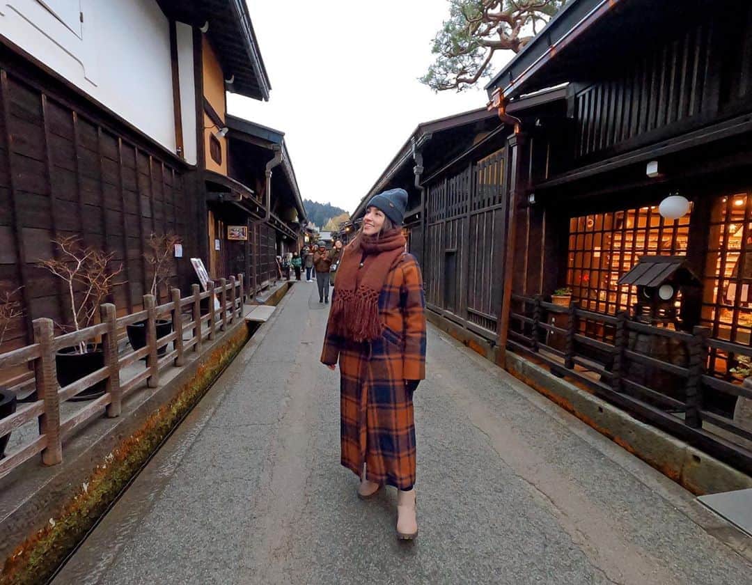 比嘉バービィさんのインスタグラム写真 - (比嘉バービィInstagram)「Is it still cold in Japan?  日本はまだまだ寒いのかな？  季節感が違う場所にいるので戻った時の気温差に気をつけたいところ。 さぁ、後半戦がんばります💪 . 📷: 12月に行った#飛騨高山 が既に懐かしい。  @goprojp @gopro #hero8 #旅好き女子 #GoProJP #barby旅行記 #情報解禁までお楽しみに」2月19日 5時45分 - barby724