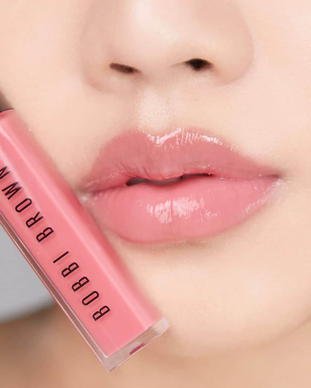 のインスタグラム：「Gloss with benefits: the only kind of relationship we're looking for right now.  The benefits of our NEW Oil-Infused Gloss: • Super shiny, never sticky • Packed with moisturizing botanical oils • Sheer color, so you can apply sans-mirror  Shop the shade shown: New Romantic PC: @bobbibrownthailand - #BobbiBrown #CrushedLipColor #BBGirlCrush #LipGloss #GlossyLips #ValentinesDayMakeup #HydratedLips #LipGoals #NudeLip #NudeLipColor #RosyGlow」
