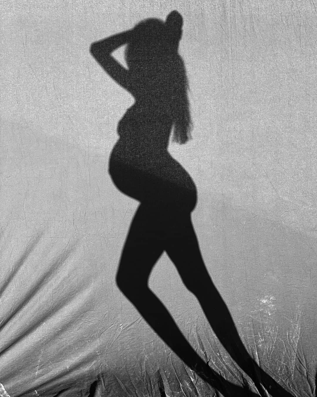 ニコール・トルンフィオのインスタグラム：「“Glory follows virtue as if it were its shadow” Thank you for this gift #39weekspregnant 👶🏽」