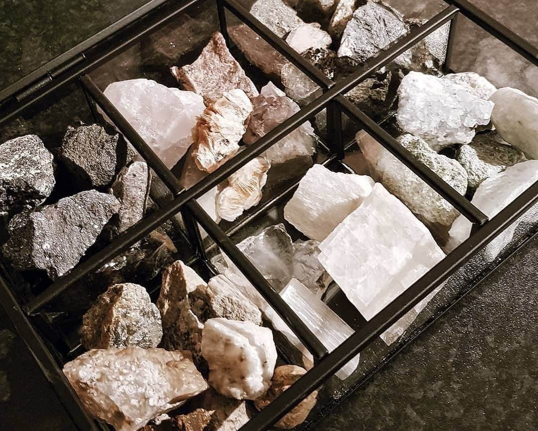 近藤麻理恵さんのインスタグラム写真 - (近藤麻理恵Instagram)「Even your crystals can be organized! Beautiful collection, @yenlie.home.」2月19日 6時26分 - mariekondo