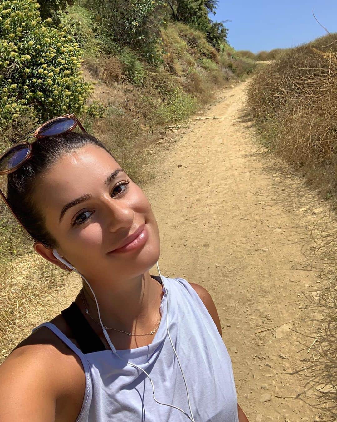 リア・ミシェルのインスタグラム：「Morning hike in my happy place! 🙌🏻」