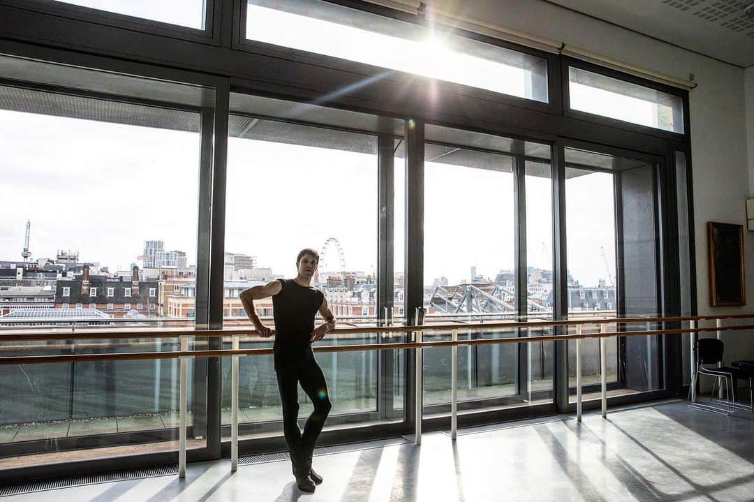 ロベルト・ボッレさんのインスタグラム写真 - (ロベルト・ボッレInstagram)「#wheninlondon @dancersdiary @royaloperahouse ❤️」2月19日 6時51分 - robertobolle