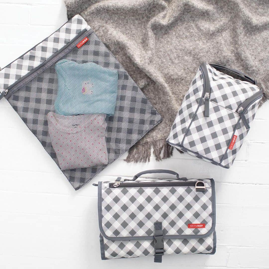 Skip Hopさんのインスタグラム写真 - (Skip HopInstagram)「We ❤️ this NEW print on our favorite on-the-go essentials! Our Wet/Dry Bag, Pronto Changing Station and Double Bottle Bag are now available in a gingham pattern 🙌  #outwithbaby #strolleraccessories #babylife」2月19日 7時02分 - skiphop