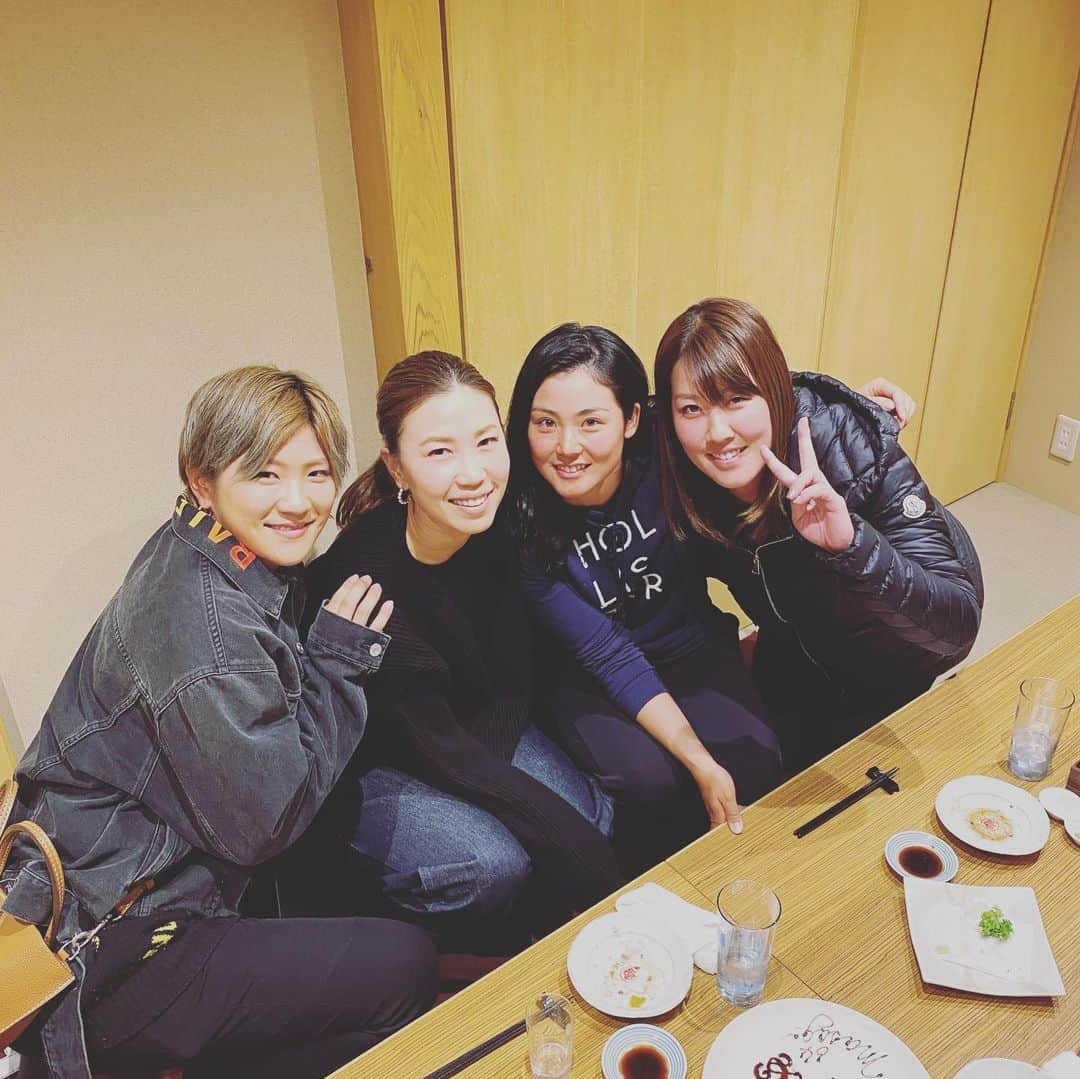 福田真未のインスタグラム：「楽しい宮崎でした💕 好きな人達と食事ができて ゴルフ出来て楽しかった〜💕 沢山刺激もらえました✨ 私も頑張ります！！！ #中村晃さん #東浜巨さん #川原さん #まさんご ありがとうございました☺️！ #女子ゴルフ #上田桃子さん #成田美寿々 #山村彩恵 #福田真未 今年もよろしくお願いします🥺✨」