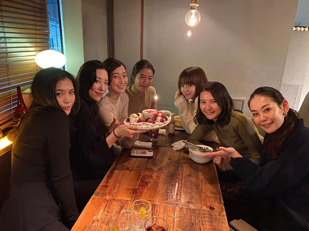 松下萌子のインスタグラム：「だーーーーいすきな @_emu0205_ 麻依子のお誕生日を、だーーーーいすきなみんなで🧁🤎 この一年も、沢山笑おうね❗️」