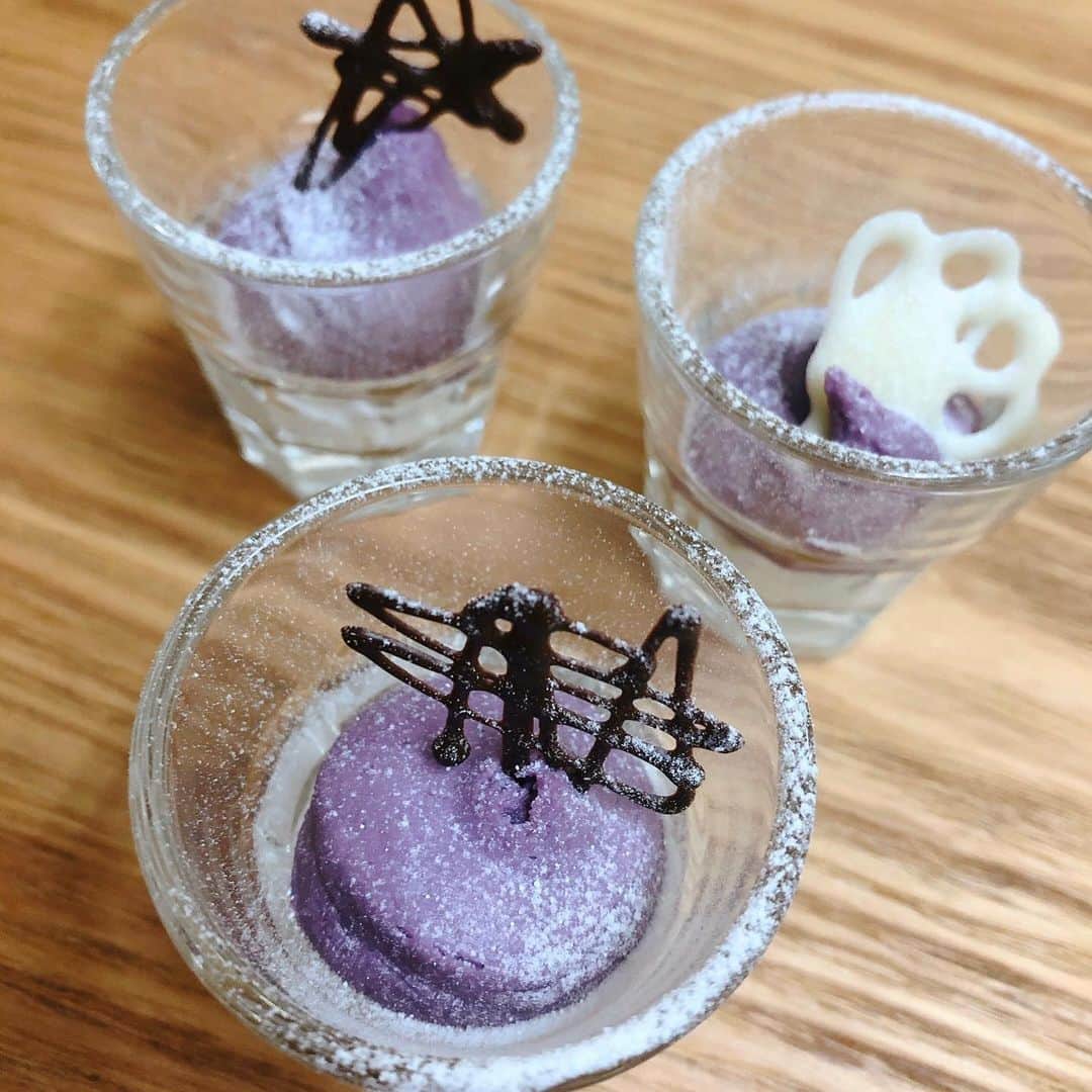 ホテル&スイーツフクオカさんのインスタグラム写真 - (ホテル&スイーツフクオカInstagram)「紫芋のムースできました❣️ チョコレートもぜーんぶ手作りなんですよ〜😍 . . . . . .  #ホテルアンドスイーツフクオカ  #hotelandsweetsfukuoka #hotelandsweets #ホテルアンドスイーツ福岡 #福岡ホテル #女子会 #パーティルーム #カフェ #レストラン #福岡空港」2月19日 12時56分 - sweets_fuk