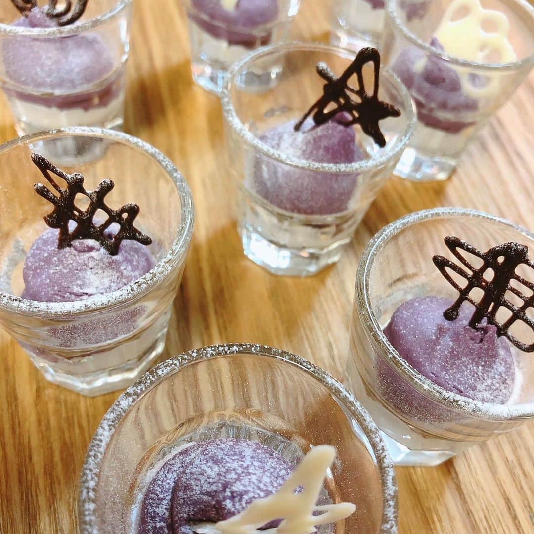 ホテル&スイーツフクオカさんのインスタグラム写真 - (ホテル&スイーツフクオカInstagram)「紫芋のムースできました❣️ チョコレートもぜーんぶ手作りなんですよ〜😍 . . . . . .  #ホテルアンドスイーツフクオカ  #hotelandsweetsfukuoka #hotelandsweets #ホテルアンドスイーツ福岡 #福岡ホテル #女子会 #パーティルーム #カフェ #レストラン #福岡空港」2月19日 12時56分 - sweets_fuk