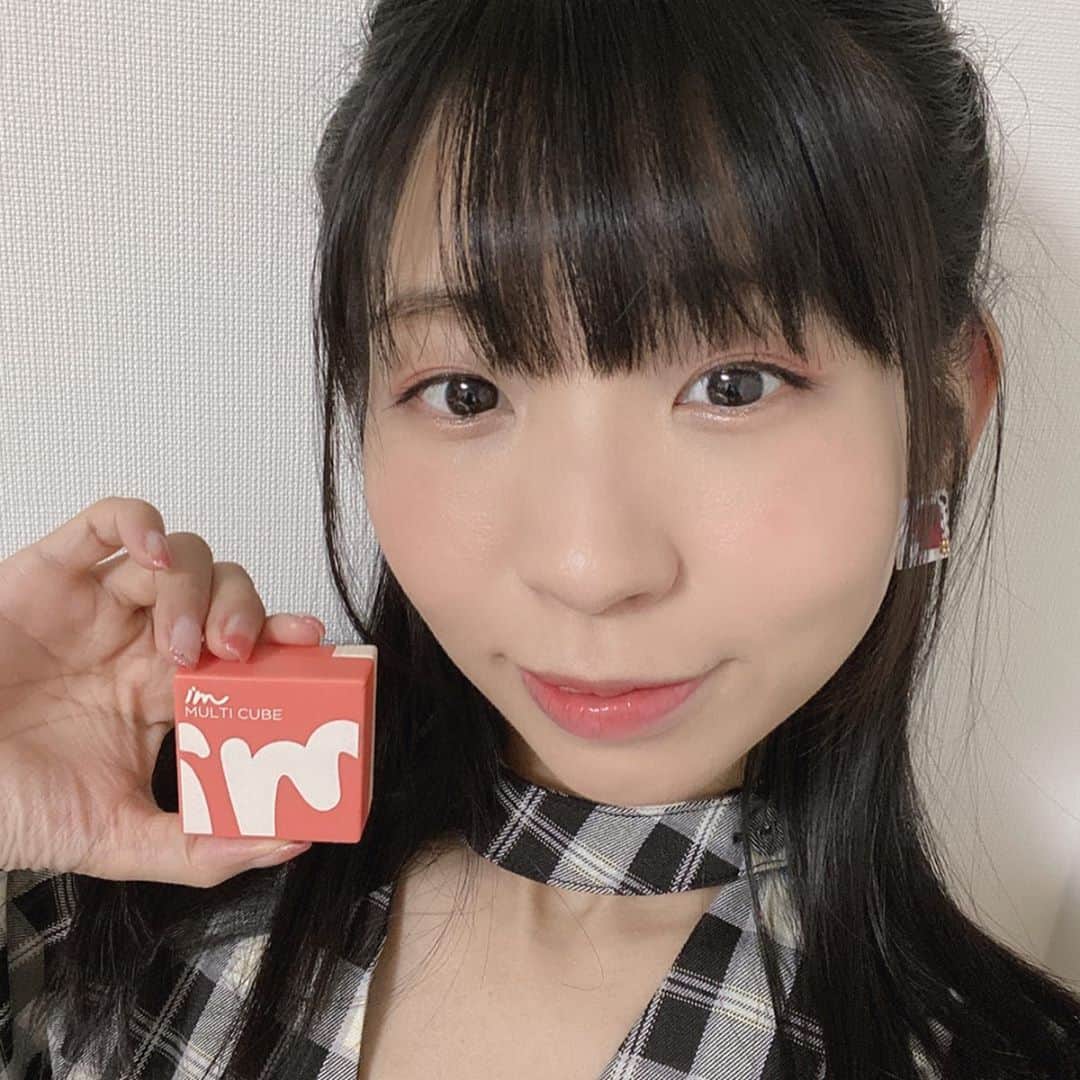 古川未鈴のインスタグラム：「. . I 'M MEME IM MULTI CUBE 002 all about apple red . . . シャドウ、チークが一体型。 小さくて持ち運びやすい。 そして色持ちがすごく良い。 夜までハッキリでした。 赤みな色が欲しかったので02。 . . . #immeme  #makeup  #eyeshadow  #cheek  #red #cosmetics」