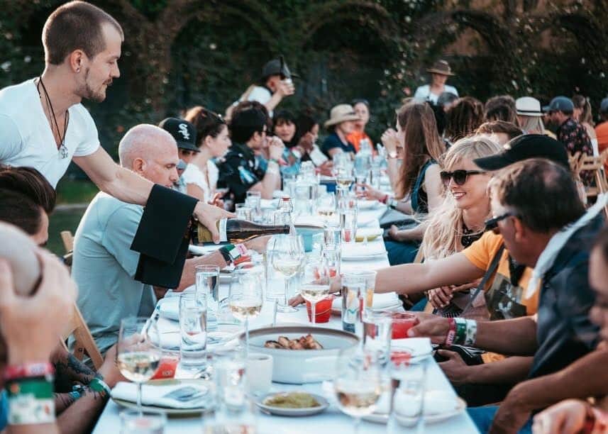 コーチェラのインスタグラム：「The desert’s never been so delicious 🍽 @out_inthefield is setting the table for a full-service, four-course family style meal, cocktails and regional wines in the Rose Garden. @chefroychoi will also be bringing Best Friend from Vegas to the polo fields. Peek at the full chef lineup for both weekends and find more info in bio.」
