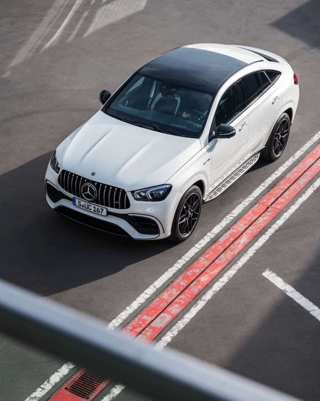 Mercedes AMGさんのインスタグラム写真 - (Mercedes AMGInstagram)「[Kraftstoffverbrauch kombiniert: 11,5 l/100 km | CO₂-Emissionen kombiniert: 263 g/km | amg4.me/efficiency-statement]  Introducing the new Mercedes-AMG GLE 63 S 4MATIC+ Coupé: an elegant electrified coupé with superb agility and driving dynamics. What do you think about our newest offering?  #MercedesAMG #AMG #GLE63 #DrivingPerformance」2月19日 8時01分 - mercedesamg