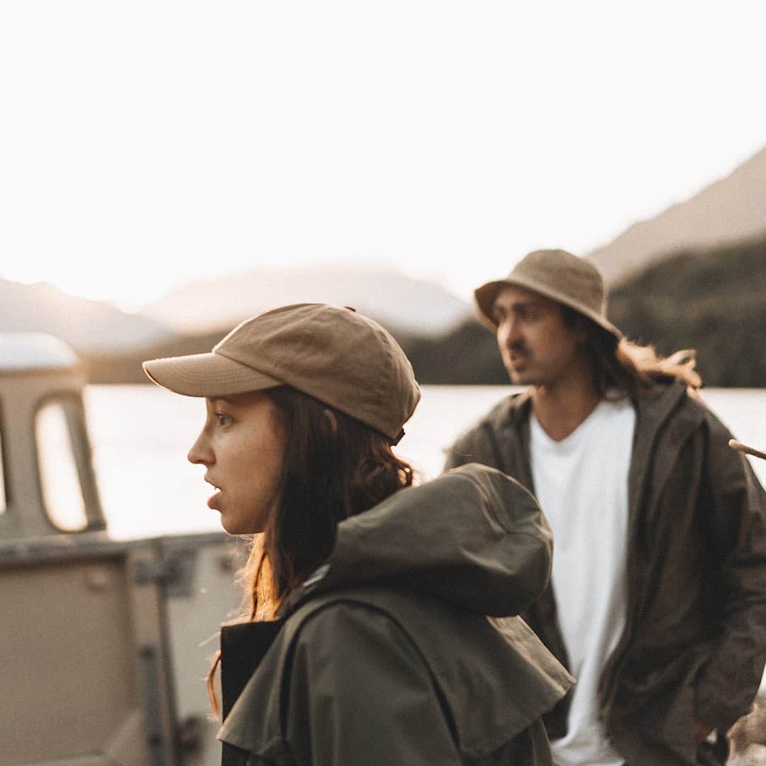 のインスタグラム：「Every wardrobe needs a lightweight, waterproof layer to throw on when the weather turns sour. We put our Summer Collection to the test while off the beaten track with @willandbear in torrential rain, gale-force winds and sun showers on a recent trip to New Zealand's South Island. ⁠⠀ Shop the Collection via link in bio.」